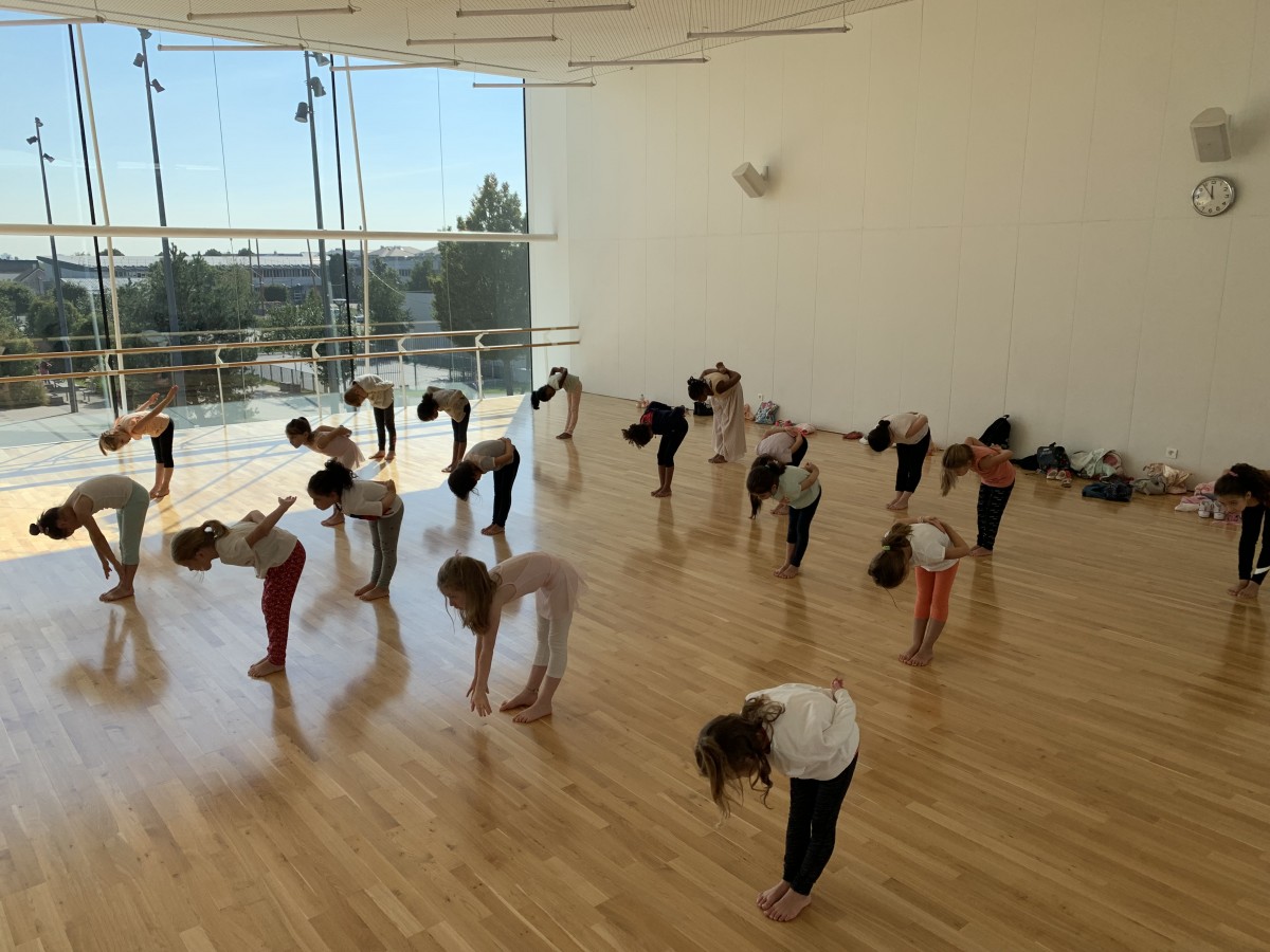 Photo 4 &ndash; élèves de l'école de danse