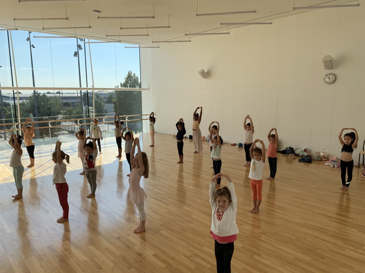 Photo 5 &ndash; élèves de l'école de danse